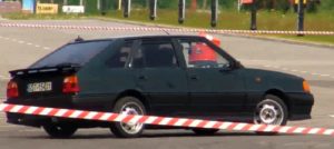 Šonu slystantis Polonez Caro su 3.0 V6 varikliu