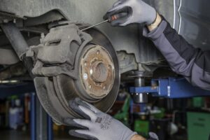 Po automobilio remonto susidaro pavojingų atliekų – ar esate tikri, kad jūsų autoservisas jomis atsikrato tinkamai?