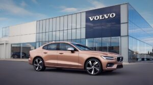 Krizė elektromobilių rinkoje? Europos „Volvo“ akumuliatorių gamintojo atleidimai.