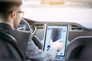 Jutikliniai ekranai automobiliuose – naujovė ar problema?