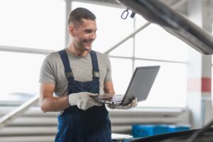 Ar IT specialistai automobilių dirbtuvėse bus reikalingesni už mechanikus? Šie tyrimai pranašauja naują erą.