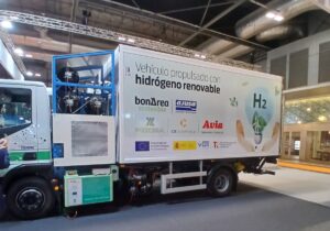 Avia tarptautinėje parodoje Motortec pristatė savo elektrinį sunkvežimį su Ajusa kuro elementu