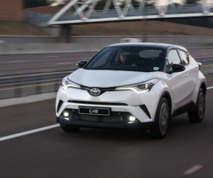 Toyota C-HR: Dega variklio kontrolinė lemputė ir galios sumažėjimas. Galimos priežastys ir remonto procedūra.
