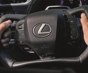 Elektrinis automobilis su mechaniniu pavarų dėžu — absurdo viršūnė. Sujungia abiejų sprendimų trūkumus.