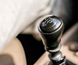 Mechaninei pavarų dėžei tikrai nereikia priežiūros – ir kiti mitai, kurie baigiasi remontu